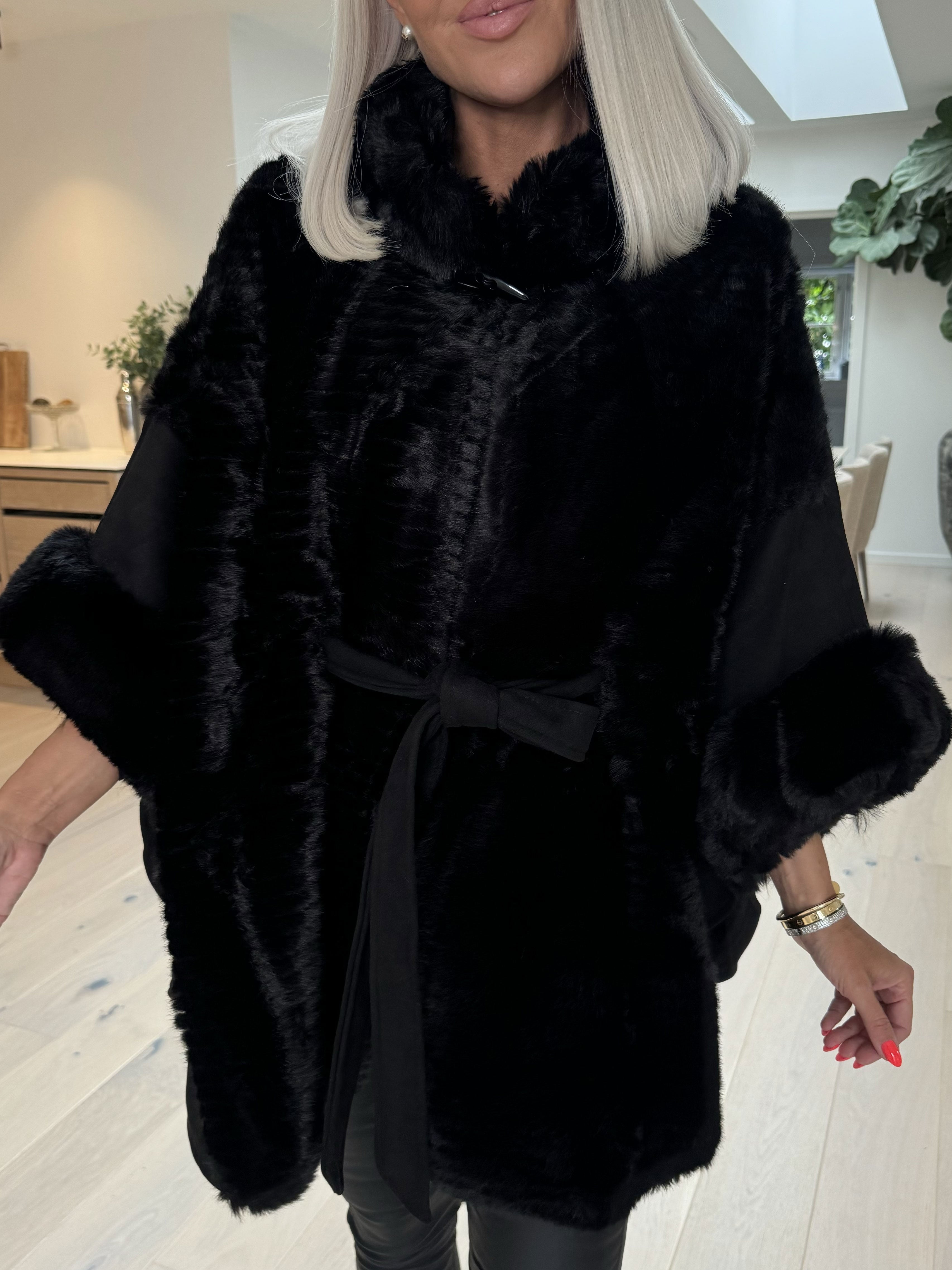 Cloud - Poncho med fuskpäls